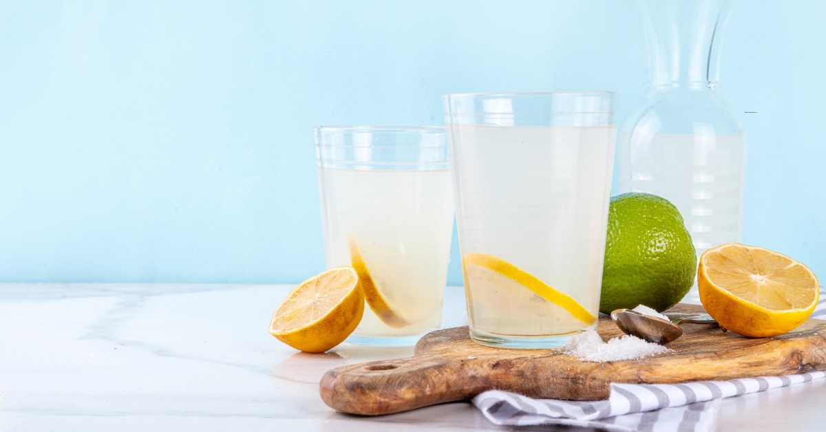 Glas Wasser und Elektrolytlösung als Erste-Hilfe-Maßnahme bei Dehydration