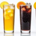 Verschiedene Getränke im Vergleich: Cola, Saft, Wasser