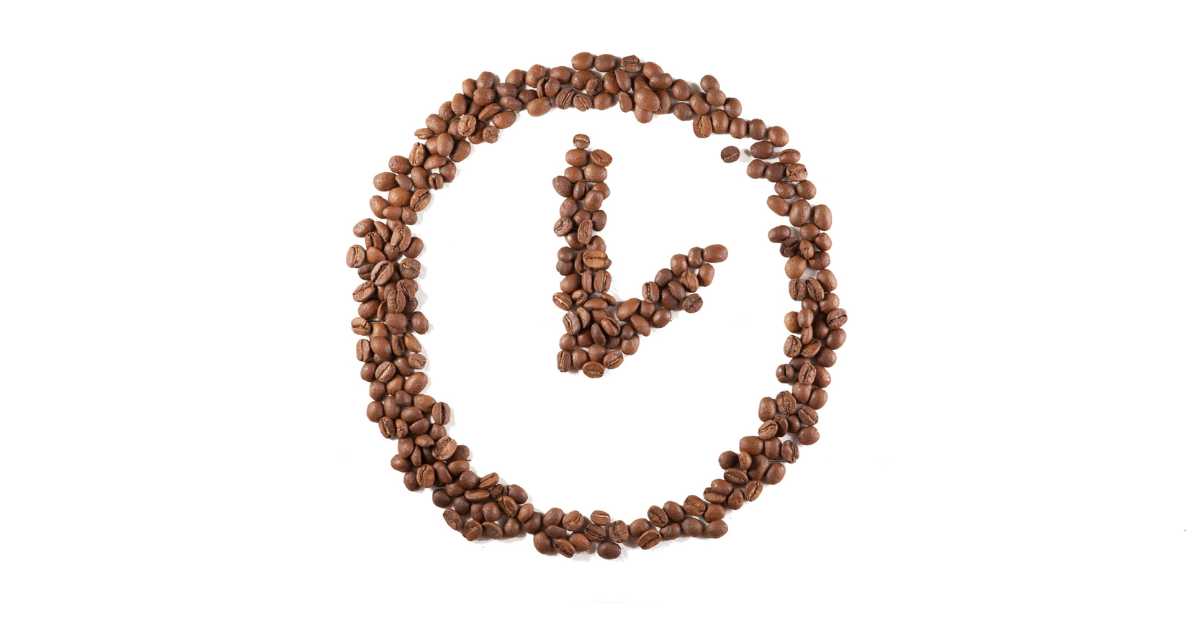 Kaffeebohnen in Form eines Uhrzeigers als Symbol für Koffeinwirkung und Timing
